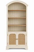 Estanter¨ªa con almacenamiento con formas arqueadas y detalles de entramado, blanco y marr¨®n
